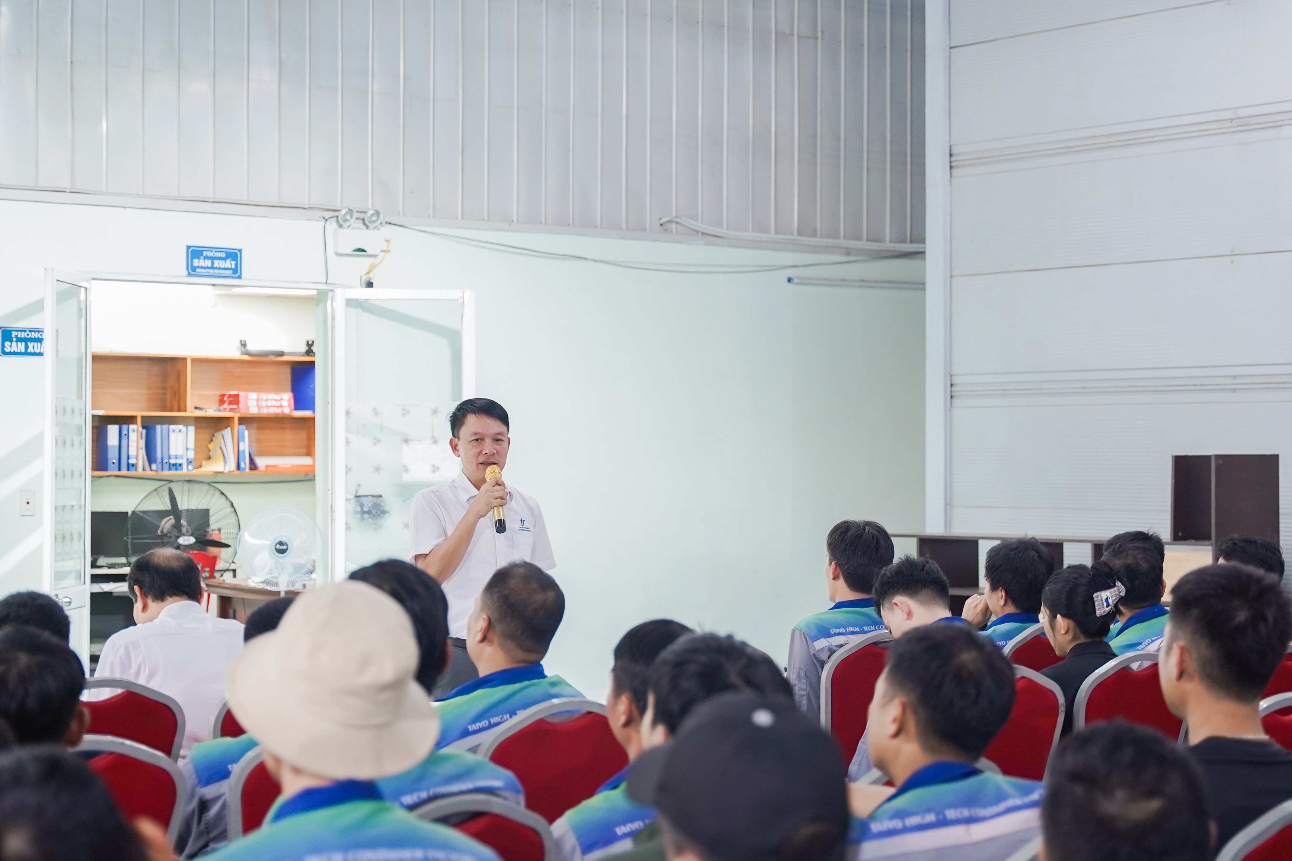 Giám đốc nhà máy chia sẻ với đội ngũ tại Nhà máy